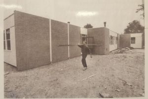 Nieuwbouw van openbare basisschool de Zilverzwaan aan de Wagenweg in 1995